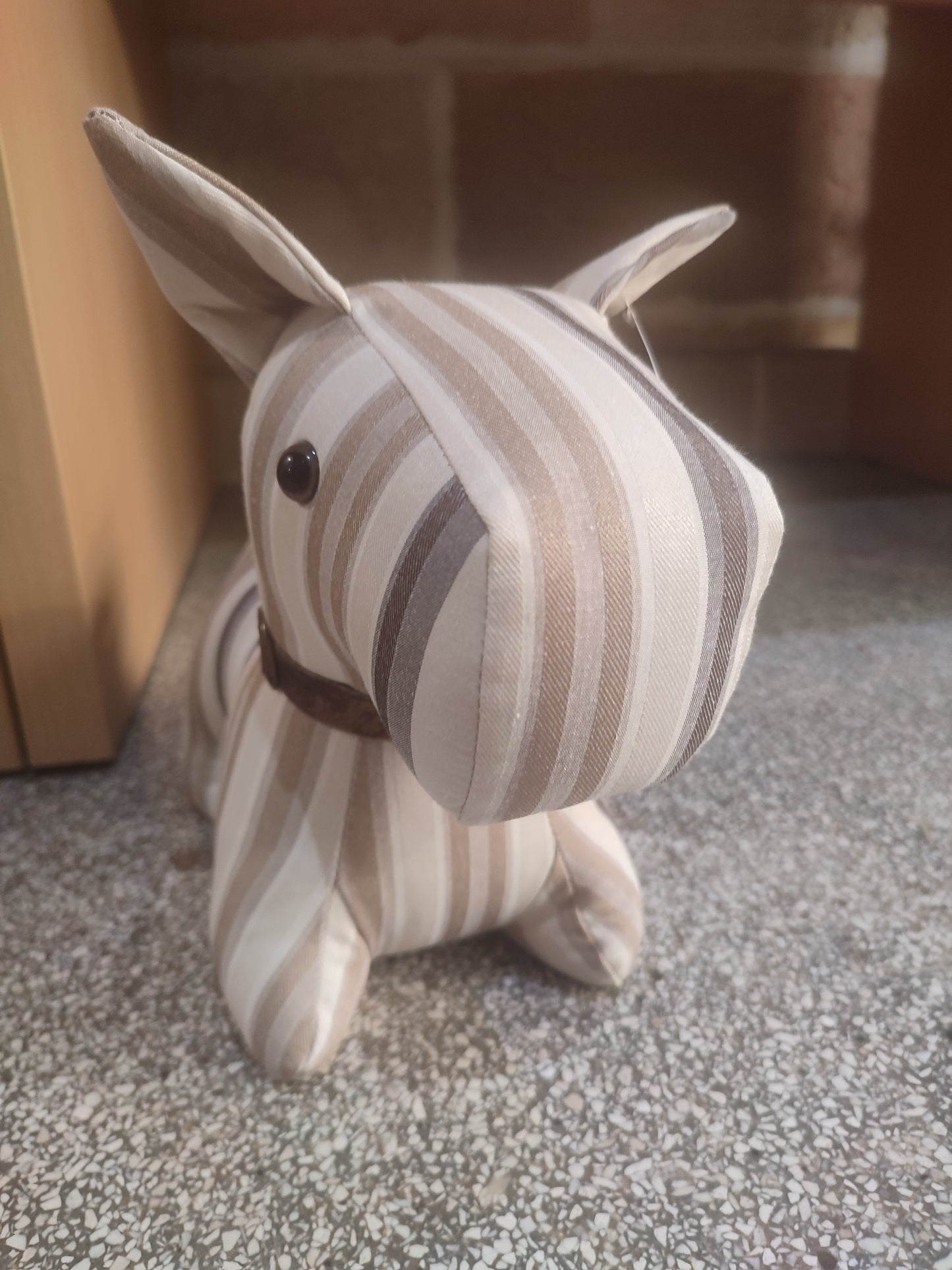 Cagnolino ferma porta