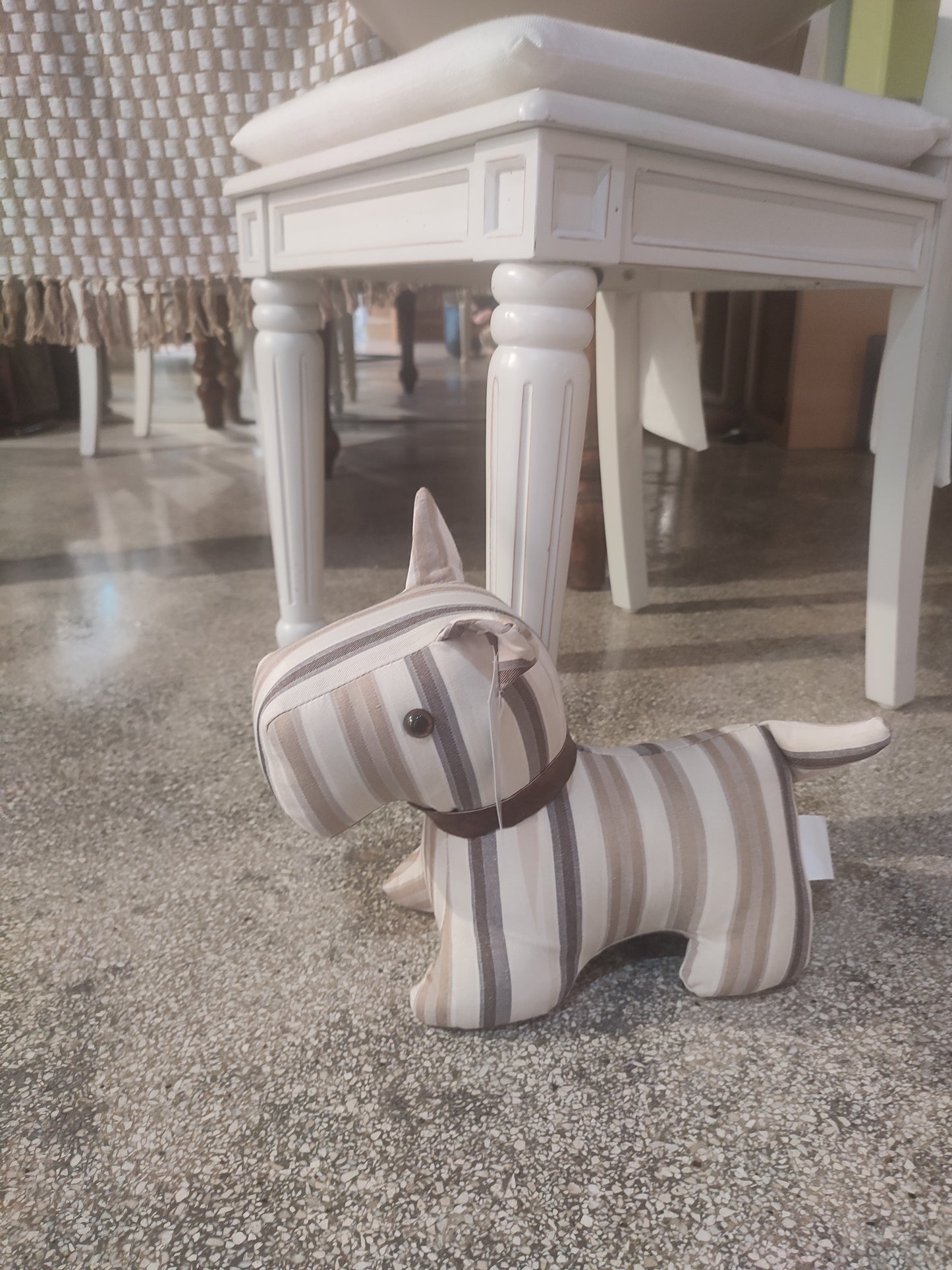 Cagnolino ferma porta