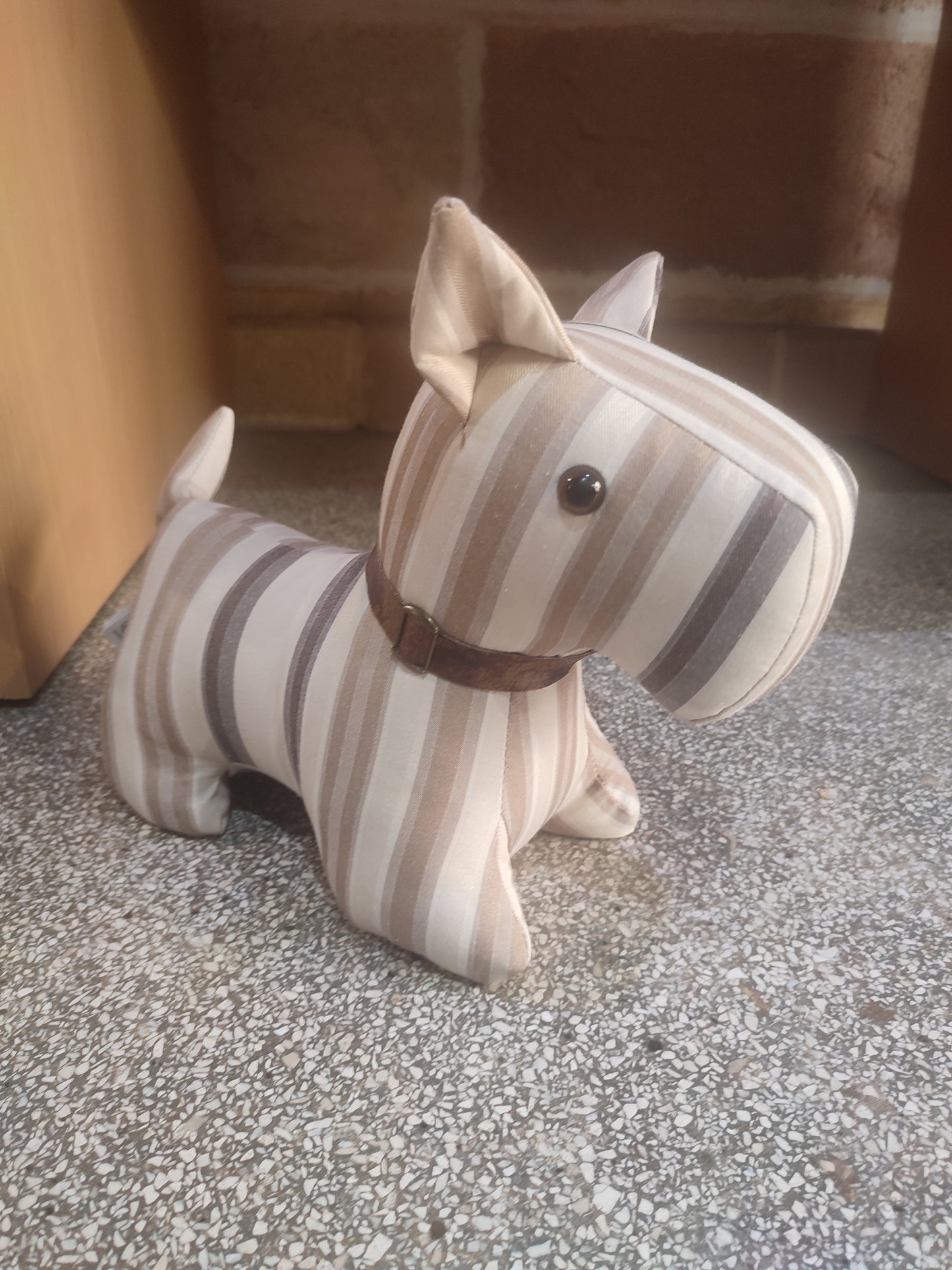 Cagnolino ferma porta